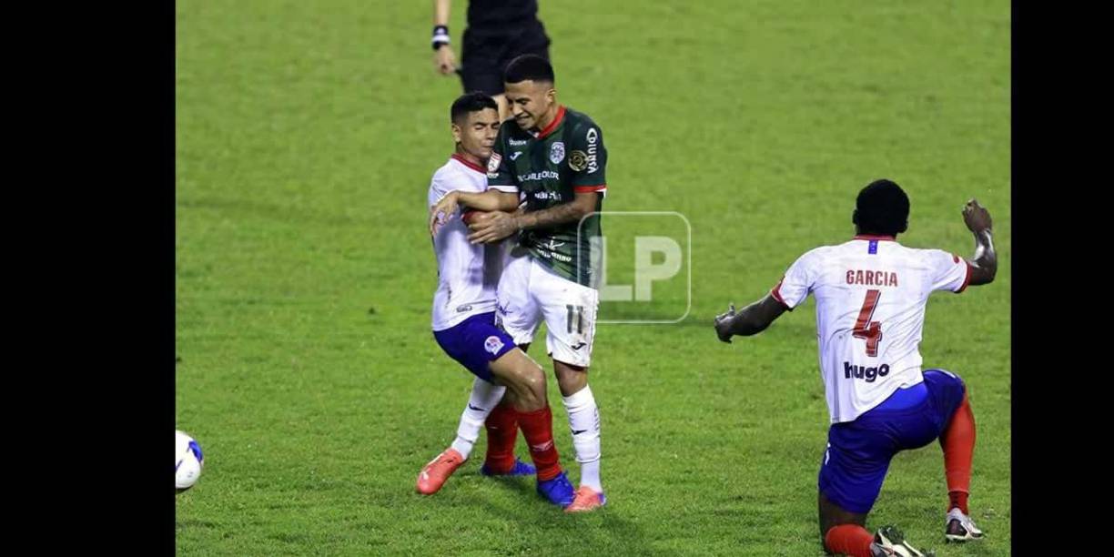 La falta de Carlos Pineda sobre Selvin Guevara que desencadenó el zafarrancho sobre el final del partido Marathón-Olimpia.