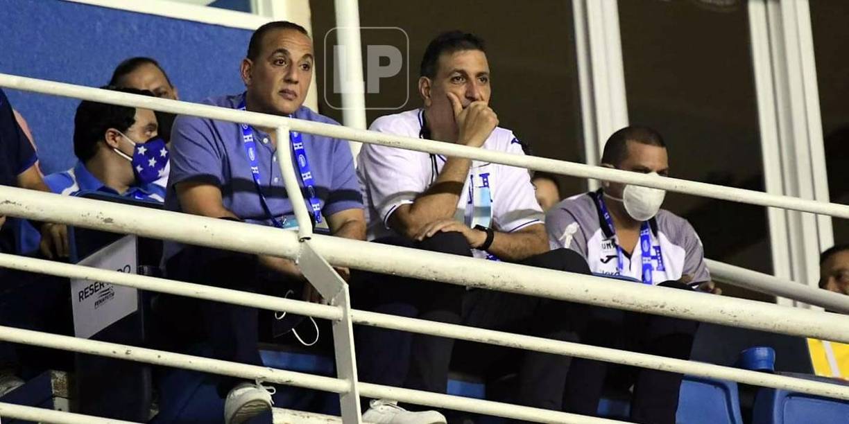 Los directivos de la Fenafuth estuvieron en el palco del Olímpico y después se reunieron con Coito para decidir su salida.