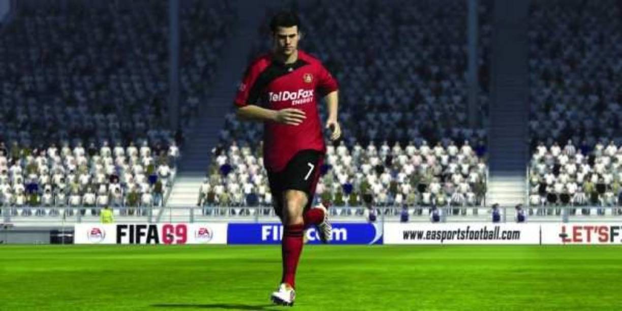 Para cuando salió FIFA 2009, PES ya contaba con las licencias de la entidad rectora del fútbol, por lo que a EA le urgía algo que le diera la ventaja. La pugna se reflejó en la calidad, que, por decirlo delicadamente, dejó mucho que desear con dificultades para hacer centros o la excesiva facilidad con la que se perdía el control de balón.