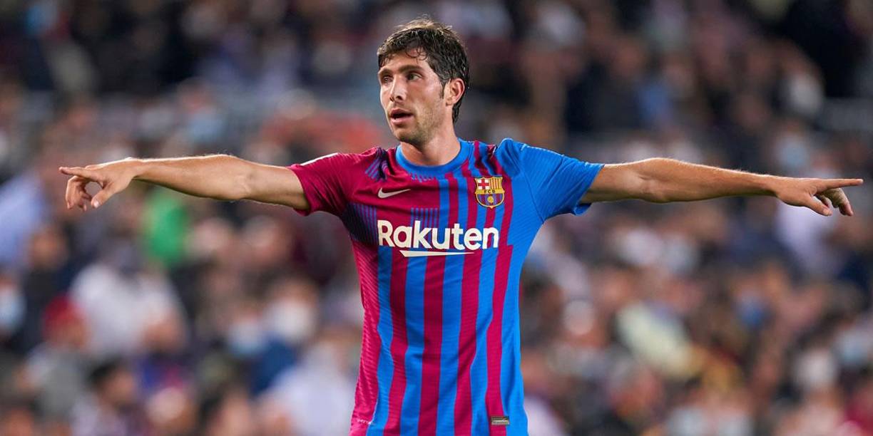 En el lateral derecho, Sergi Roberto parece el mejor colocado para el primer 11 de Xavi. Sergiño Dest tiene molestias y Óscar Mingueza partiría por menos opciones.