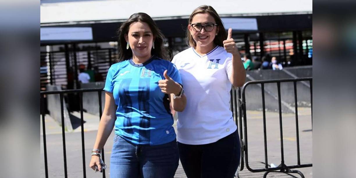 Catrachos presentes en el Azteca para apoyar a Honduras ante México
