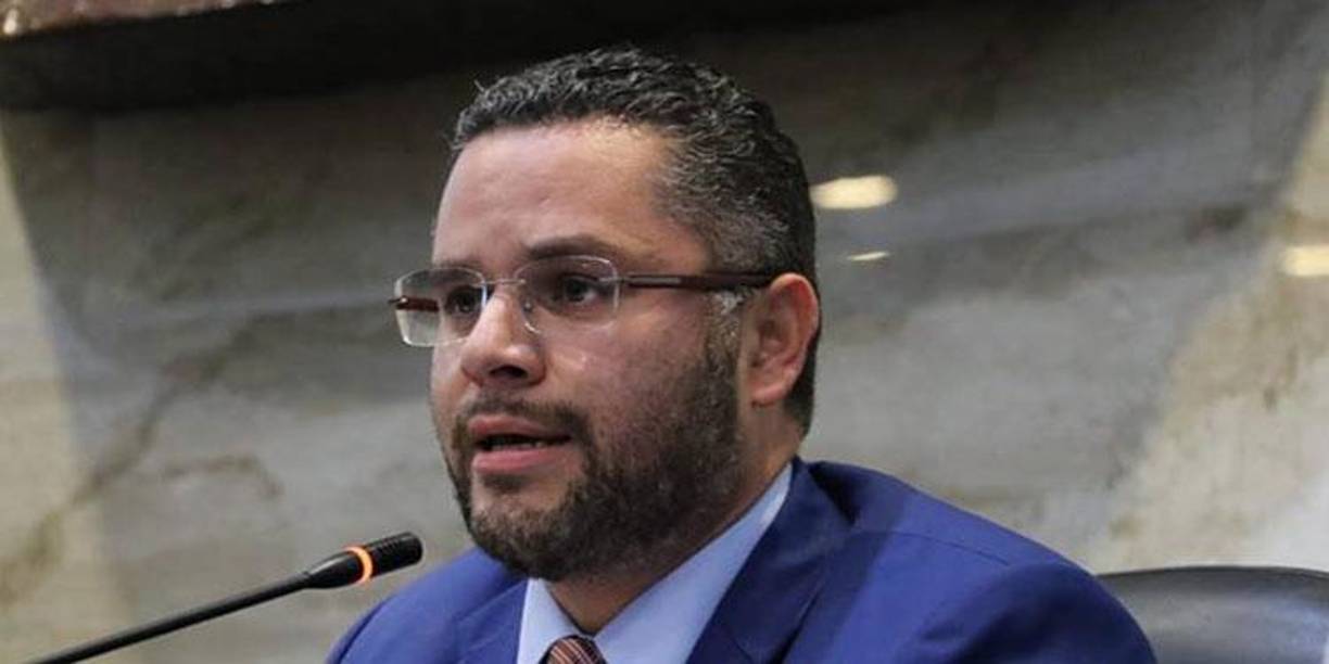 Recordó, además, que en una conferencia previa a su viaje fallido denunció que hay “una supuesta acusación por una manta, que nunca estuvo en poder de su servidor y donde se me imputaban creo que seis delitos, también dije que se me quería reabrir un caso en el cual nos sometimos a la justicia y que el cierre del mismo fue ordenado por el tribunal, por la Sala de lo Constitucional y responsabilizo a Odir Fernández, que fue parte de la Junta Proponente y que hoy asiste al abogado Johel Zelaya”, comenzó explicando el líder nacionalista en el programa 30/30.