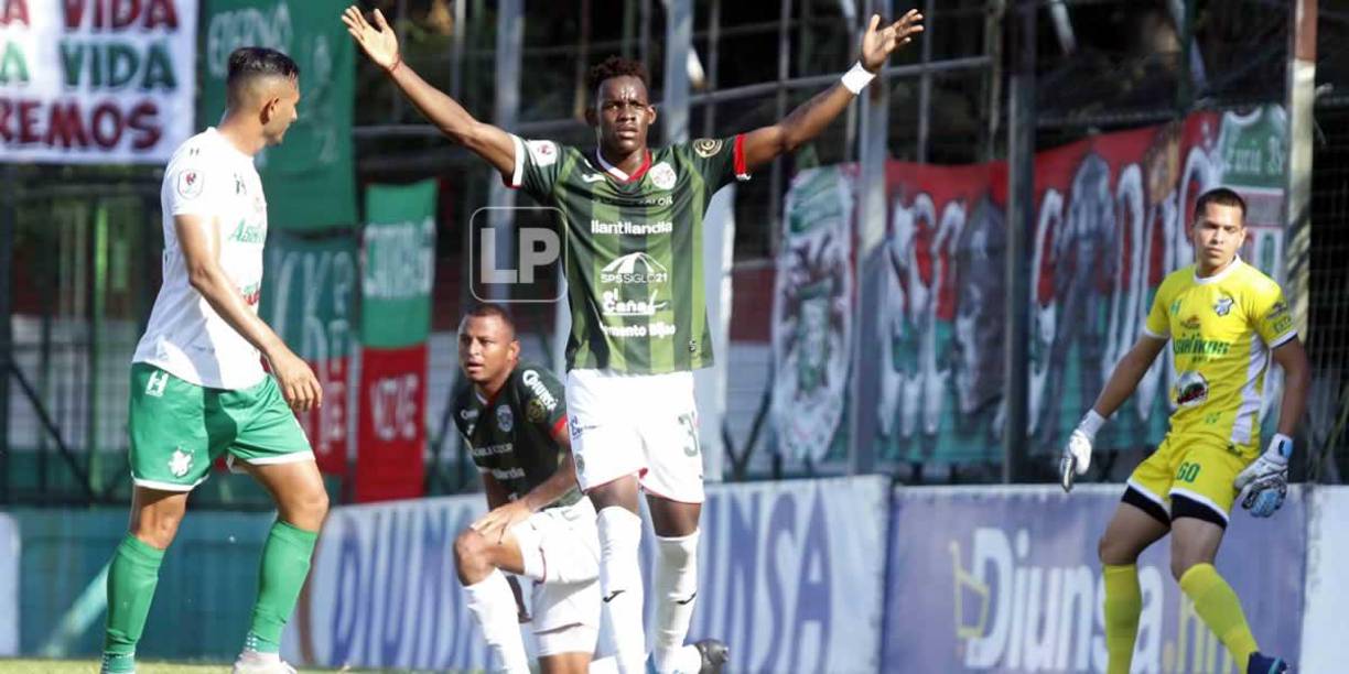 Brayan Castillo levanta las manos en señal de protesta contra el árbitro.