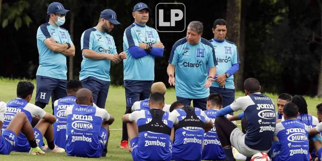 ‘Bolillo‘ Gómez hacia gestos con las manos y enumeraba con los dedos para luego pedirle palabra a otros futbolistas. Atrás estaban todos los asistentes que solamente ponían atención y solo el entrenador se dirigía al grupo.