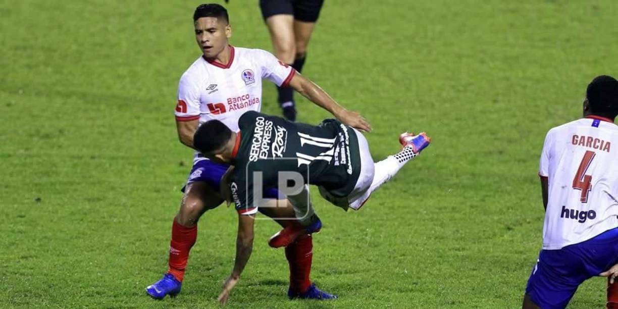 La falta de Carlos Pineda sobre Selvin Guevara que desencadenó el zafarrancho sobre el final del partido Marathón-Olimpia.