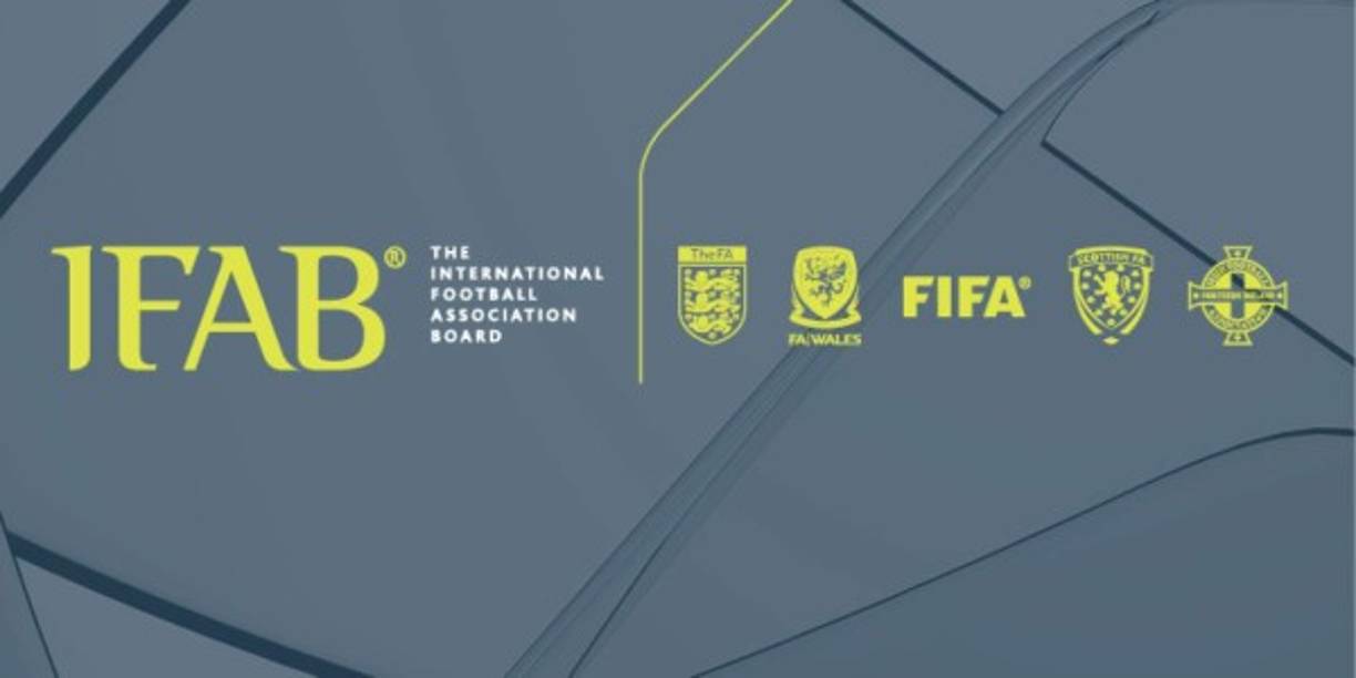 La organización dependiente de la FIFA y encargada de definir el reglamento, ha aprobado nuevas modificaciones que afectarán a las infracciones por mano, a los lanzamientos de penalti y a los cambios.