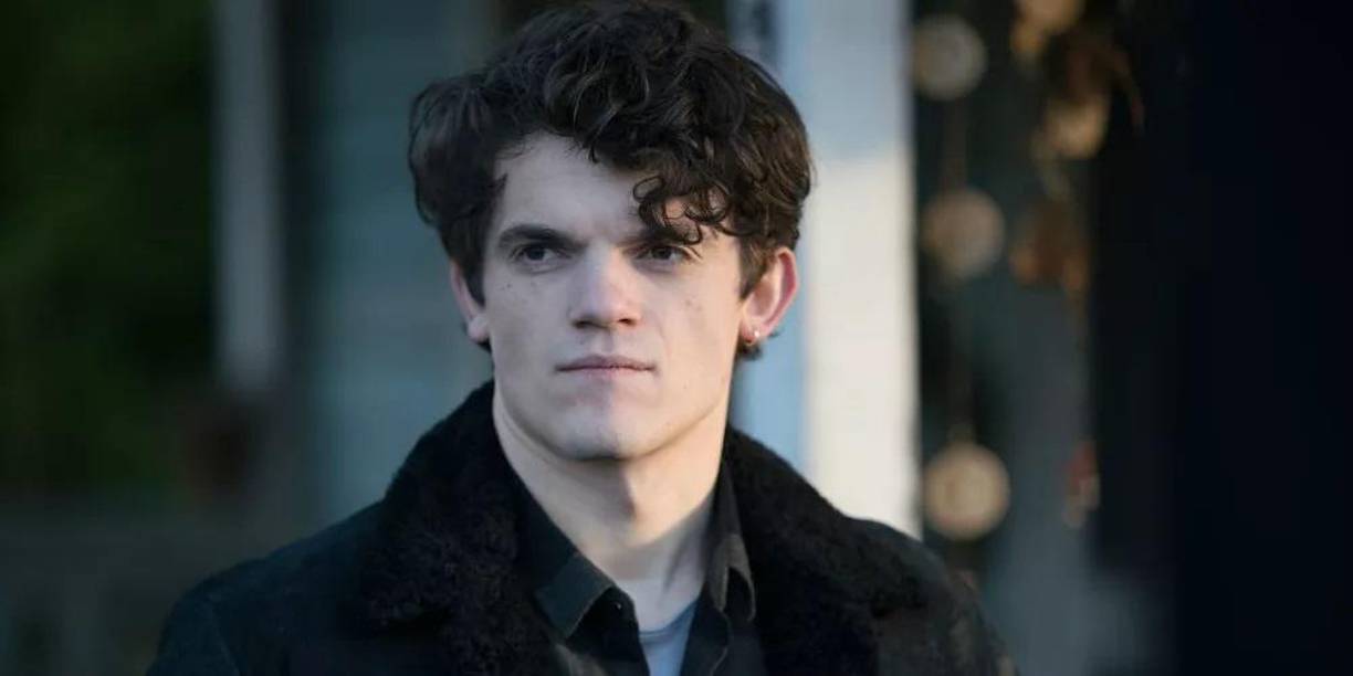 Además de My Lady Jane, Edward también es conocido por sus papeles en “A Discovery of Witches” y la película de terror de la BBC, “Killing Eve”.También apareció en las películas “Persuasion”, “Reach Anywhere”, “It’s a Beautiful Day”, “How to Build a Girl” y “Go to Work”.Pero es posible que lo hayas visto en uno de sus papeles más notables, aunque más pequeños, en la exitosa serie de Netflix Sex Education, donde interpretó a Sean Michael Wiley, el hermano mayor de Maeve.