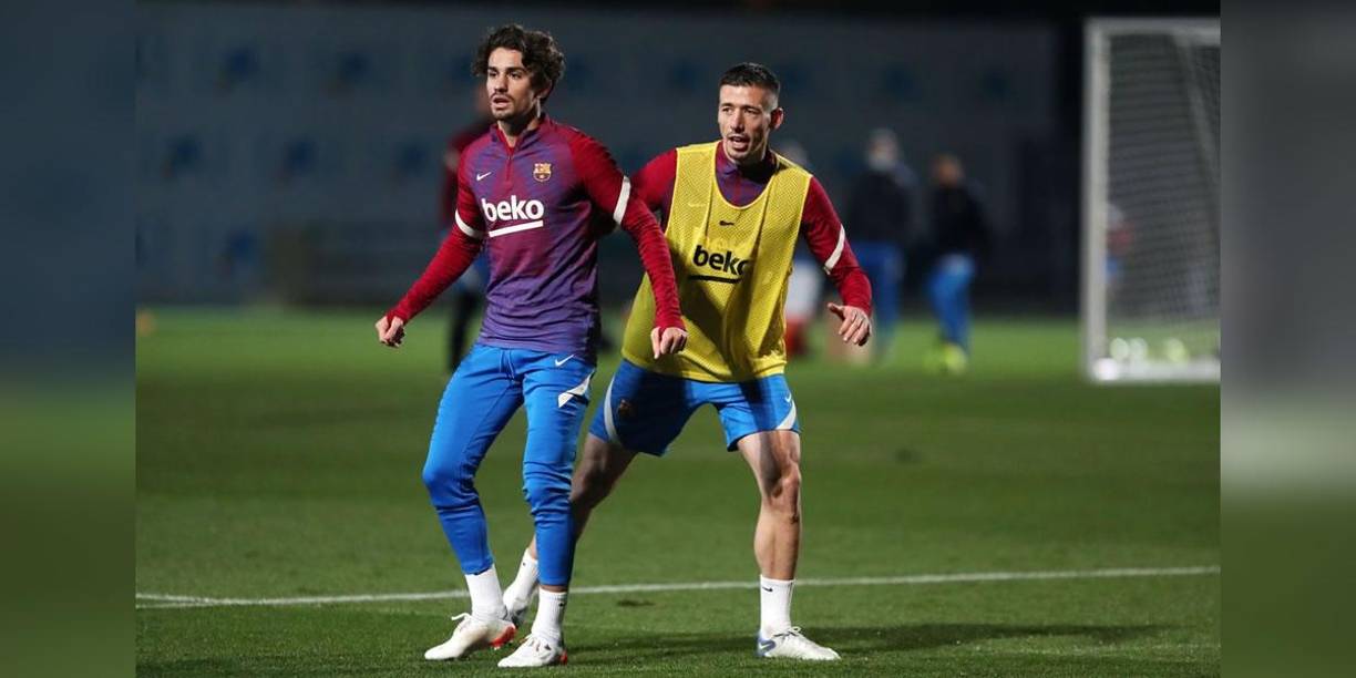 Risas y buen rollo: el primer entrenamiento de Xavi con el equipo completo del Barça