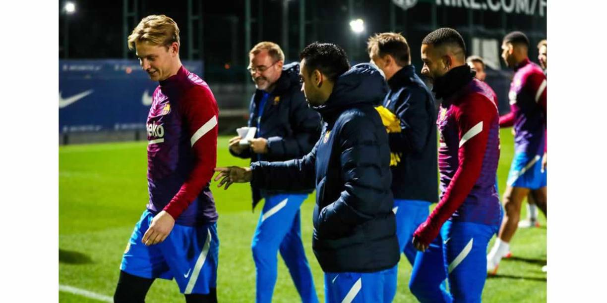 Risas y buen rollo: el primer entrenamiento de Xavi con el equipo completo del Barça