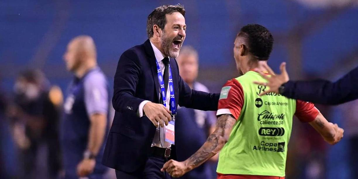 Thomas Christiansen festejando con uno de sus jugadores.