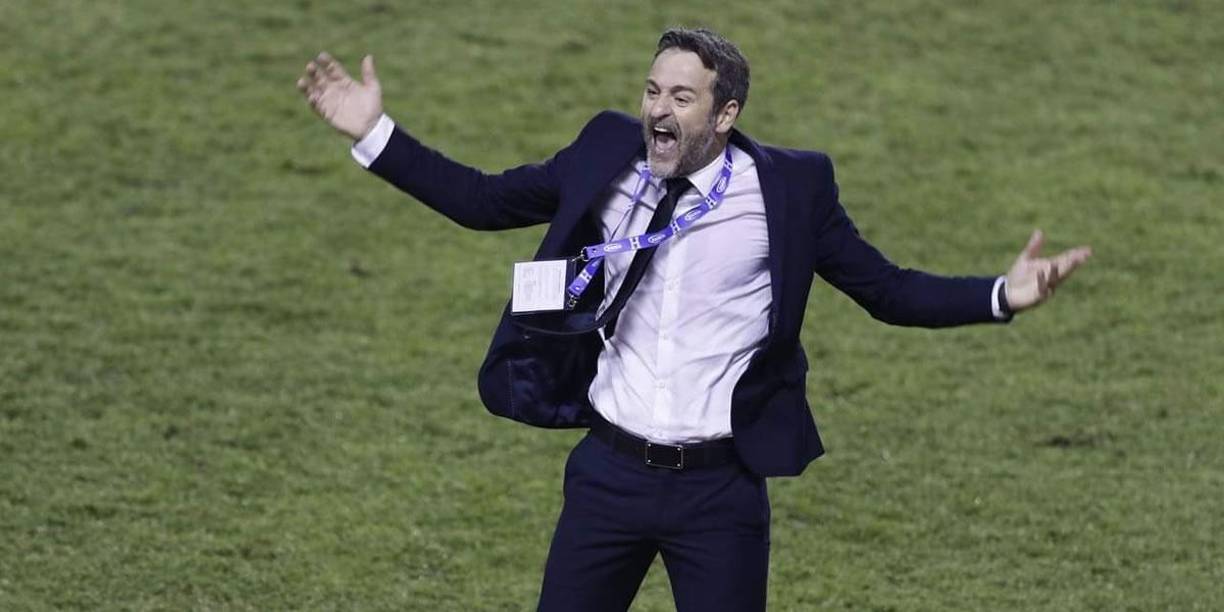 El entrenador danés Thomas Christiansen se volvió loco celebrando el triunfo ante Honduras.