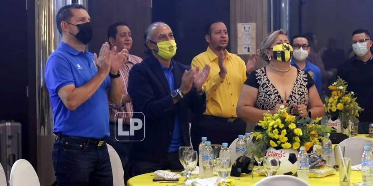 El entrenador del Real España, Raúl “Potro” Gutiérrez, estuvo junto al director deportivo Javier Delgado en la presentación de la camiseta.