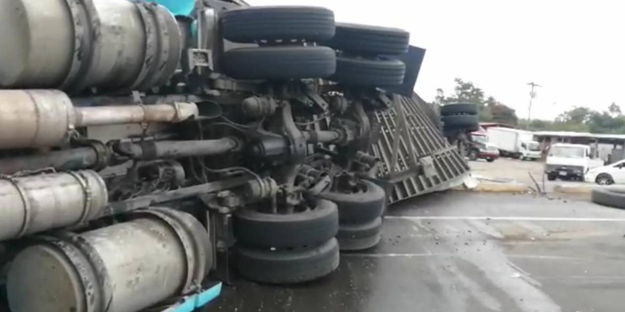 En la zona también quedaron escombros producto del aparatoso volcamiento. 