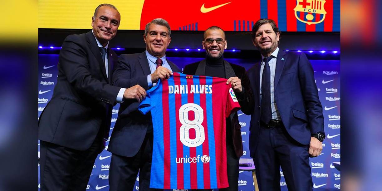 Dani Alves luciendo el dorsal 8 que usará en el Barcelona.