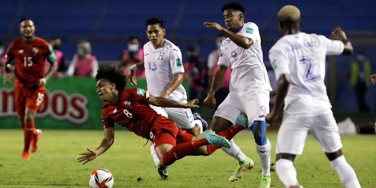 Antony ‘Choco‘ Lozano recibió tarjeta amarilla por esta falta contra Adalberto Carrasquilla.