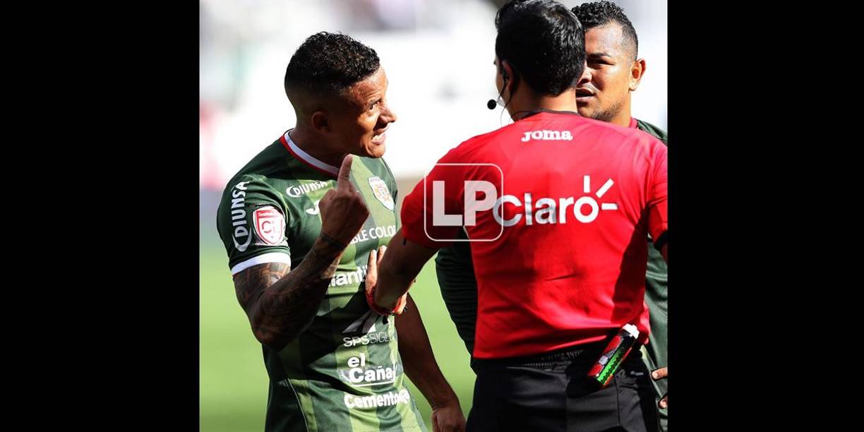 Luis Garrido le reclama al árbitro Saíd Martínez.