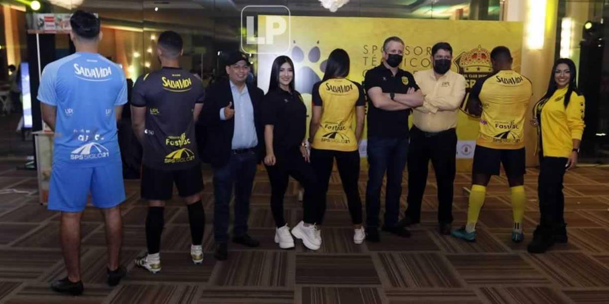 Elías Burbara junto a los modelos que lucieron la nueva indumentaria.