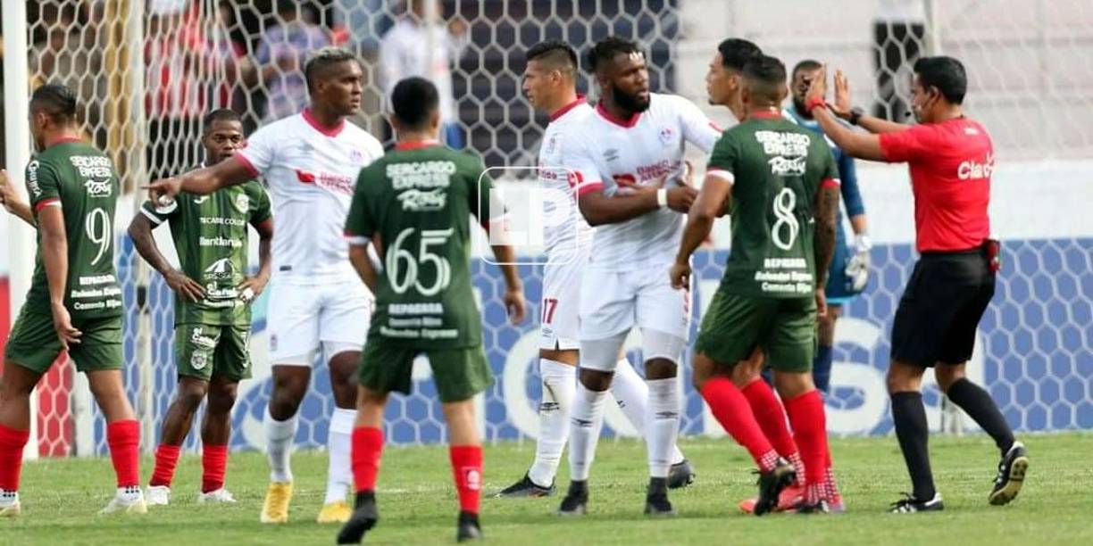 El árbitro Saíd Martínez pidiendo calma a los jugadores de Olimpia y Marathón.