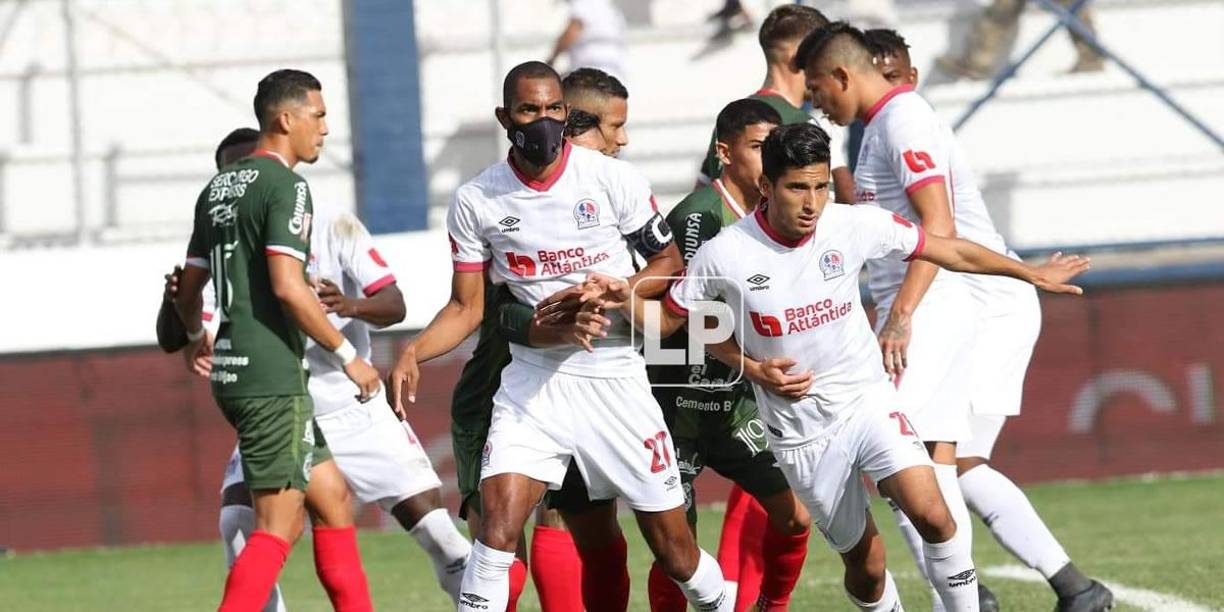 Así sujetaban a Jerry Bengtson en un córner.