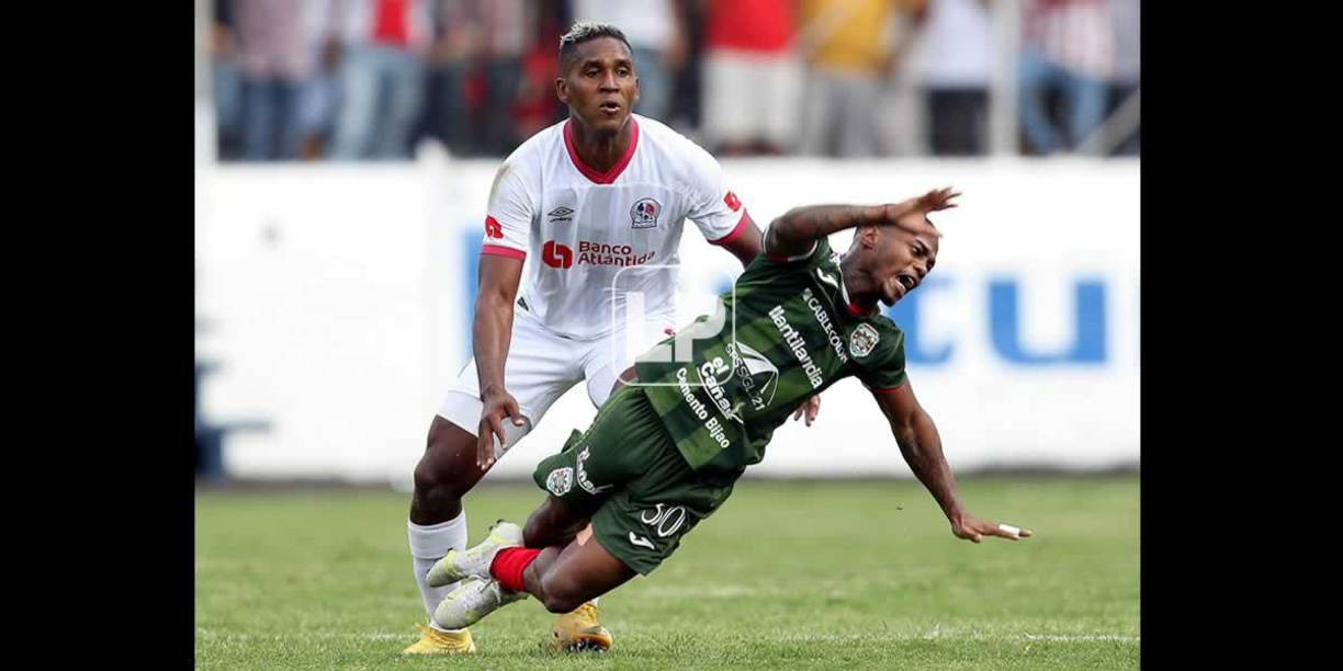 Brayan Beckeles le comete una falta a Edwin Solani Solano.