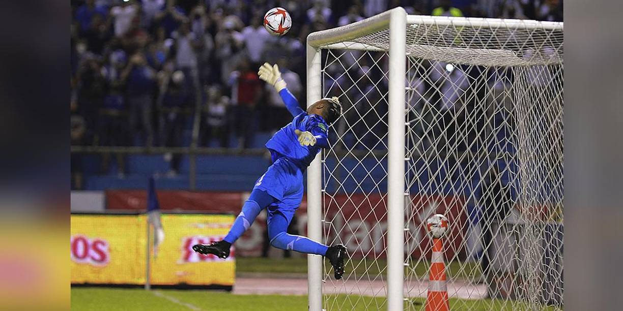 La enorme volada de Keylor Navas para tapar un tiro libre de Kervin Arriaga.