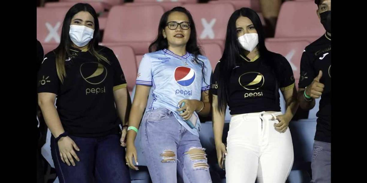 El Motagua también contó con el apoyo de bellas aficionadas en La Ceiba.