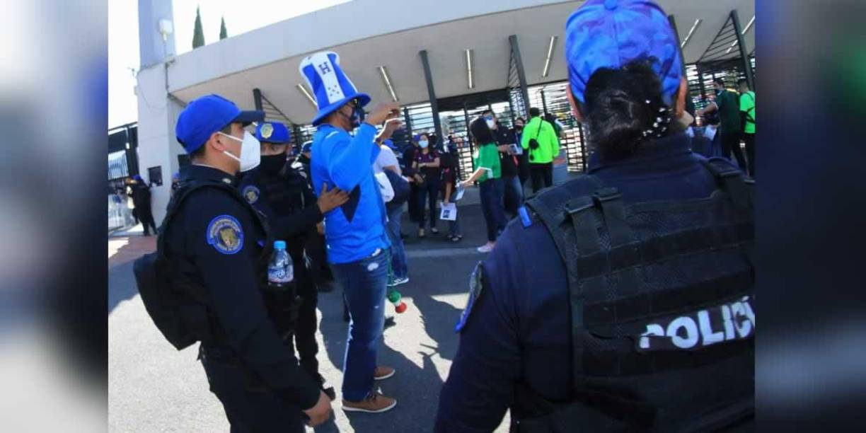 Catrachos presentes en el Azteca para apoyar a Honduras ante México