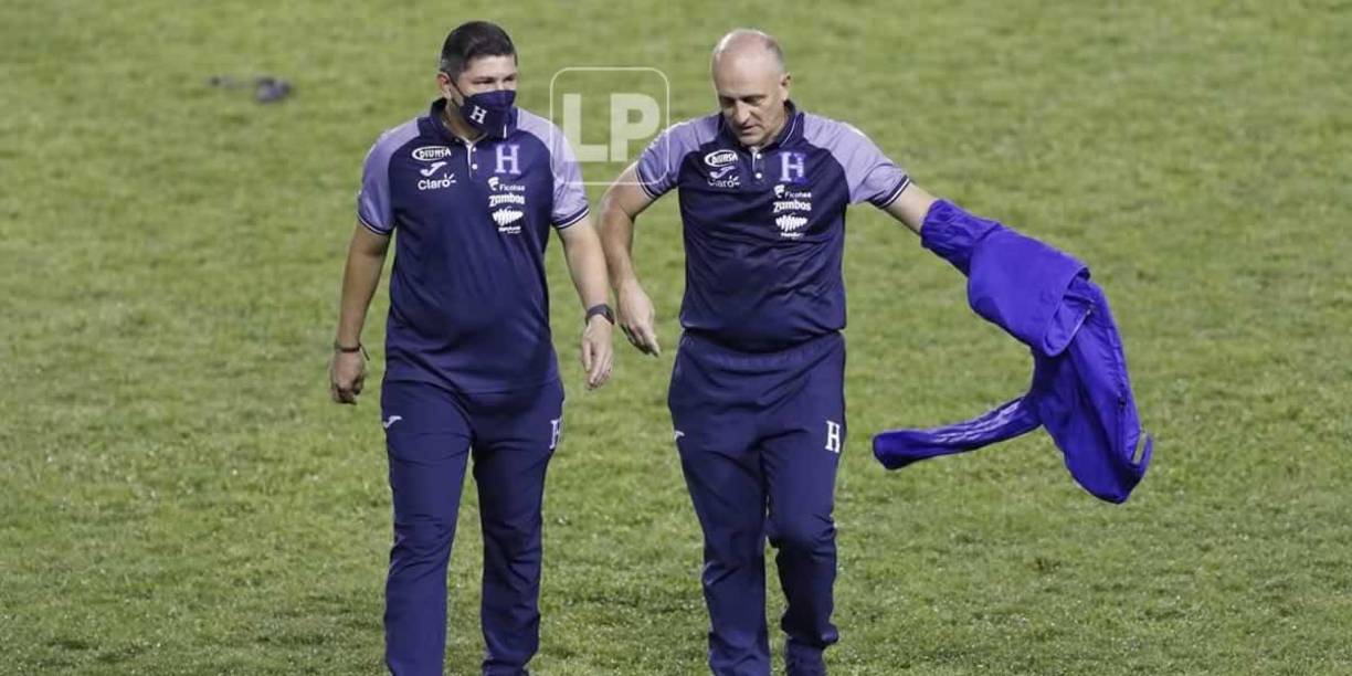 Fabián Coito salió muy molesto del campo. Le reclamó a los árbitros.