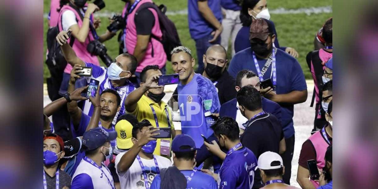 Keylor Navas fue sensación al final del partido. Locura por el portero tico, todos querían fotos con la estrella del PSG.