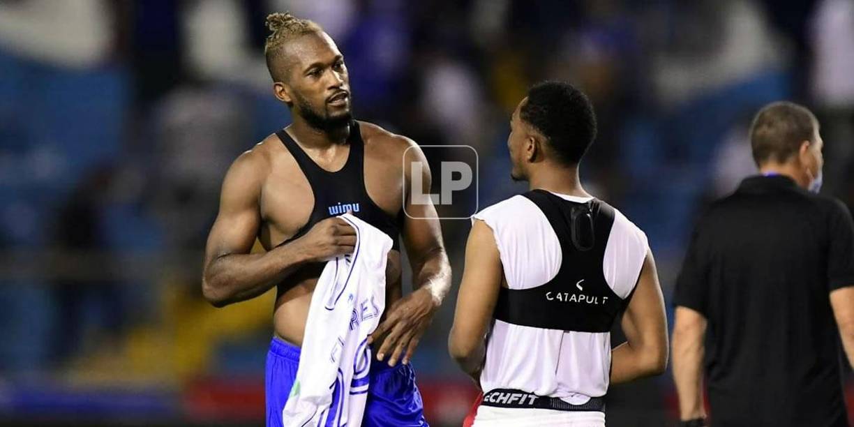 Deybi Flores cambió su camiseta con el defensa tico Kendall Waston. Fueron compañeros en el Vancouver Whitecaps de la MLS.