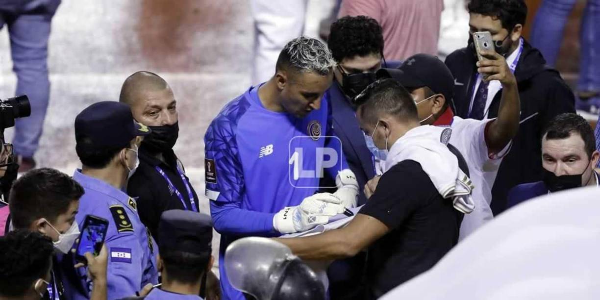 Keylor Navas firmando autógrafos a los aficionados hondureños al final del partido.