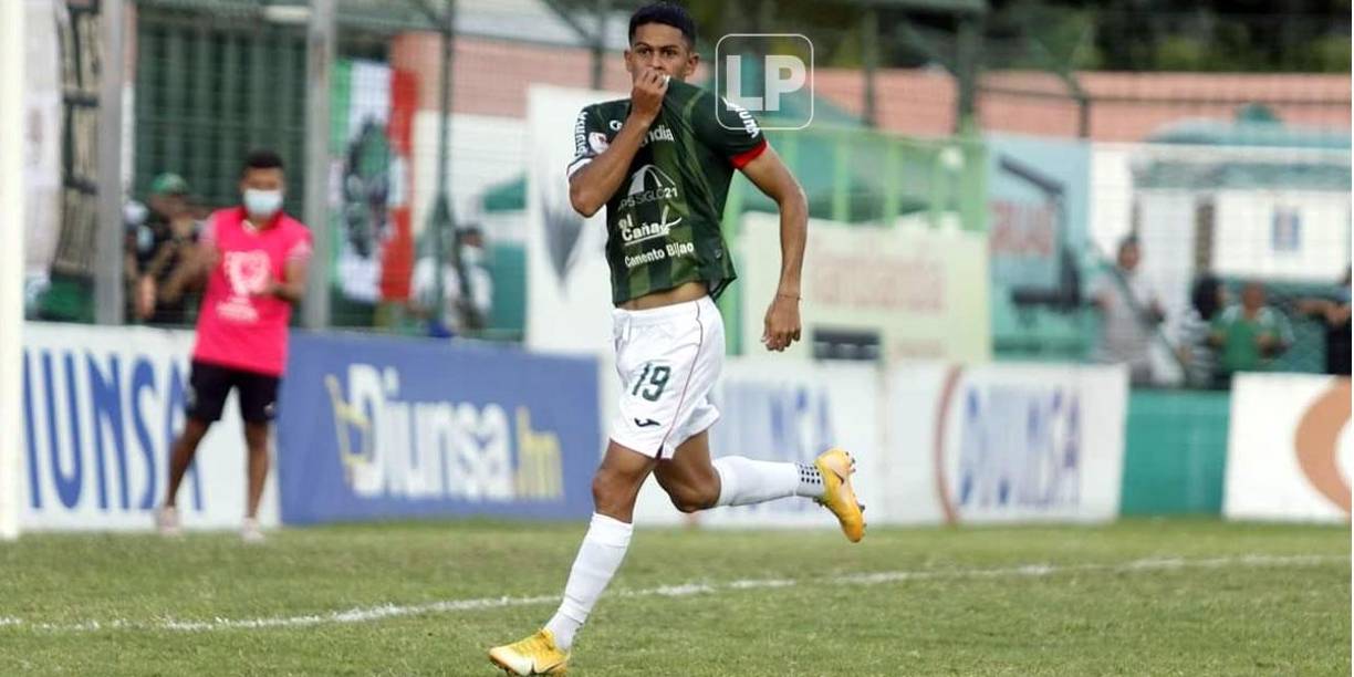 Cristian Cálix rescató al Marathón con su gol y así lo festejó besando el escudo del equipo.