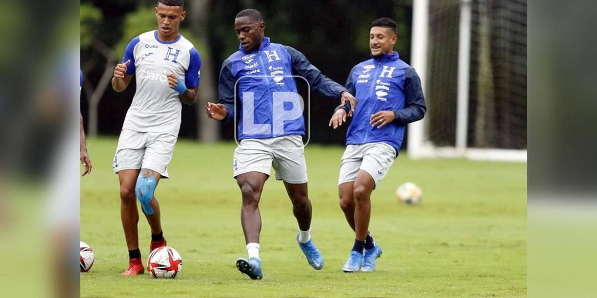 Maynor Figueroa y Kervin Arriaga disputando el balón durante la práctica.