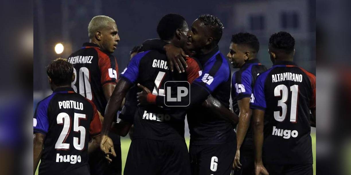Jugadores del Olimpia celebrando el gol de José García que abrió el marcador ante Platense.