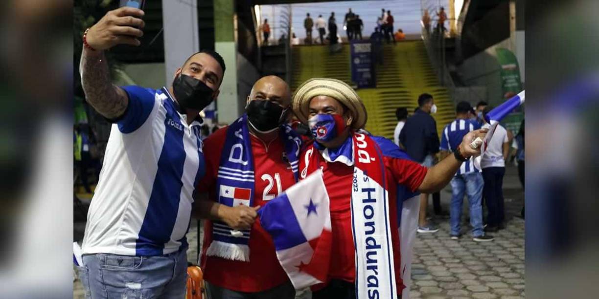 La hermandad entre aficionados hondureños y panameños en el estadio Olímpico.