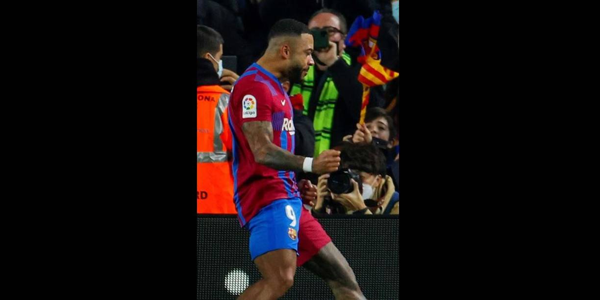 La euforia del goleador holandés tras su gol de penal.