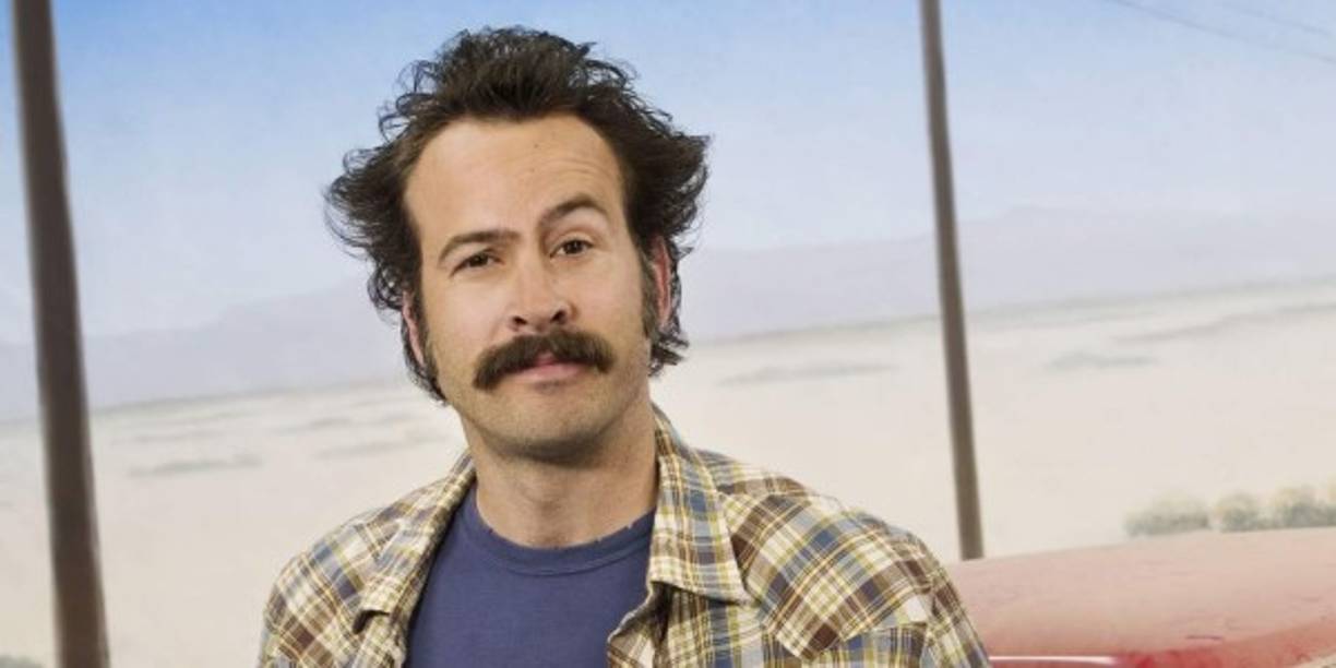 Jason Lee. Sus películas por lo general son comedias románticas y en televisión es recordado por la serie “My Name is Earl”. Jason Lee no es especialmente talentoso para la actuación, pero sus performances son mediamente aceptables.