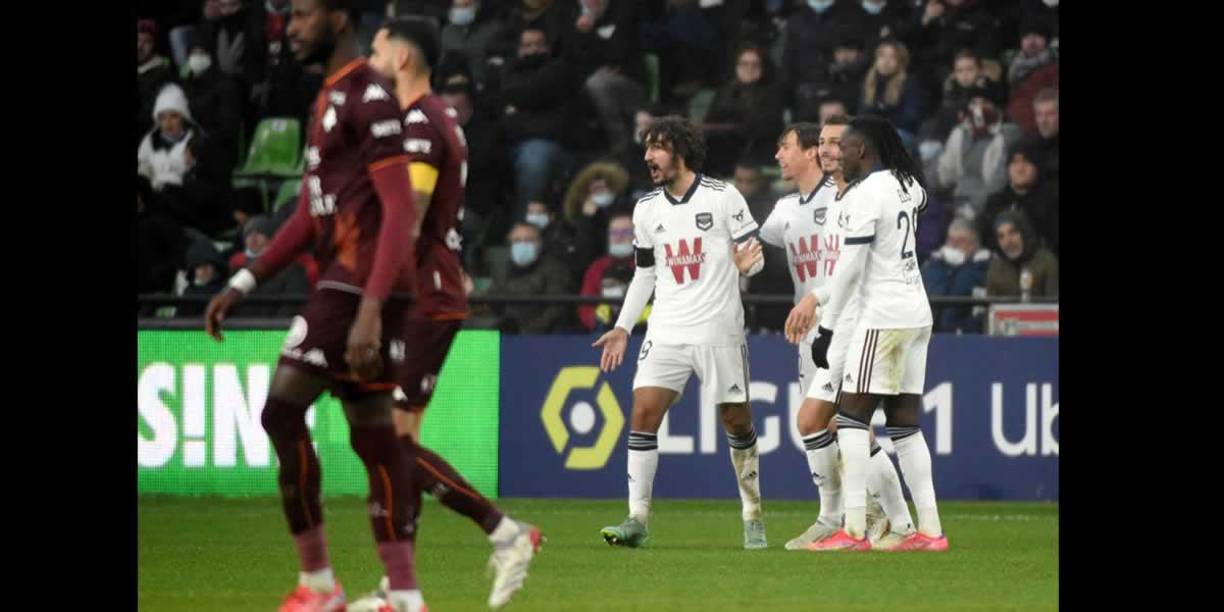 Los jugadores del Burdeos, entre ellos Alberth Elis, celebrando el doblete del francés Rémi Oudin.