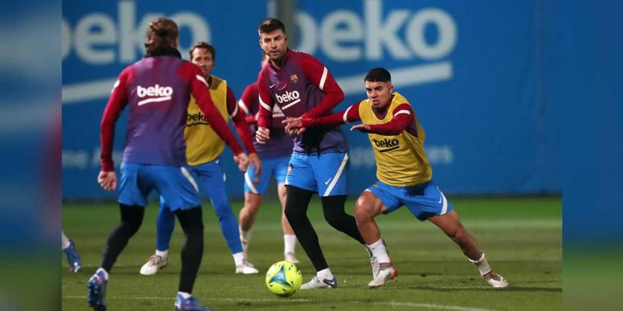 Risas y buen rollo: el primer entrenamiento de Xavi con el equipo completo del Barça