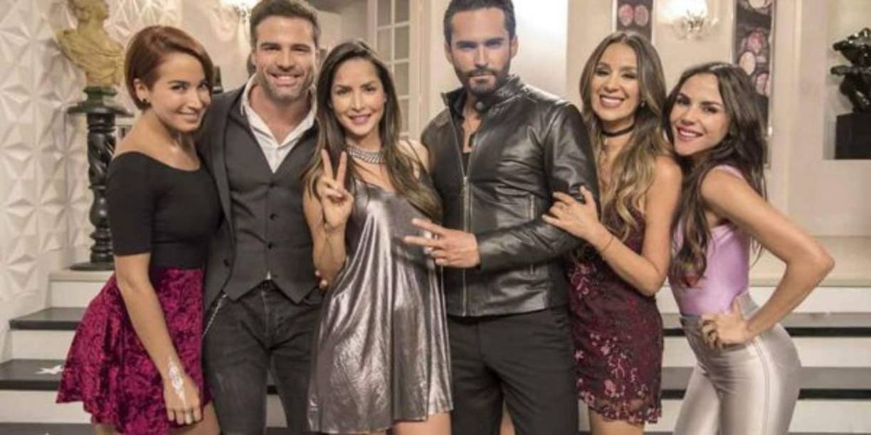 El actor ecuatoriano Roberto Manrique (izquierda) abrió su corazón y reveló que es homosexual.