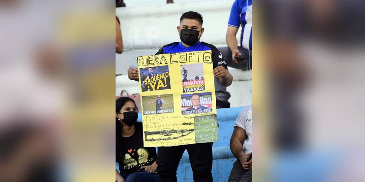 Este seguidor hondureño y una pancarta pidiendo la salida de Fabián Coito, la cual se cumplió tras el partido.