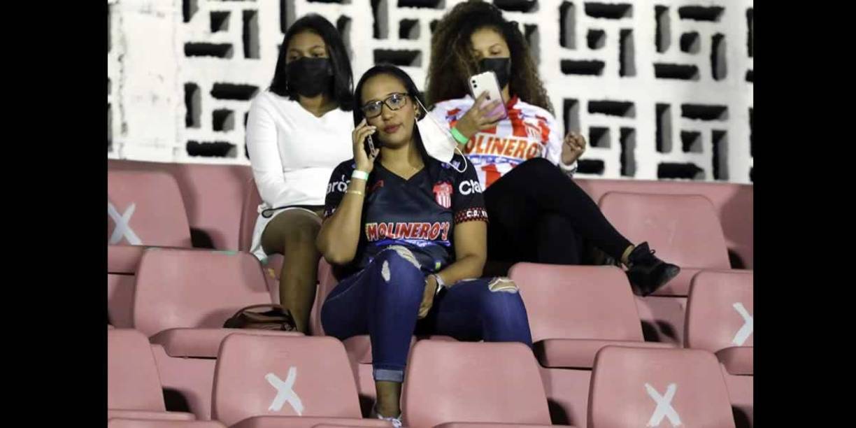 El estadio Ceibeño contó con un buen número de guapas aficionadas.