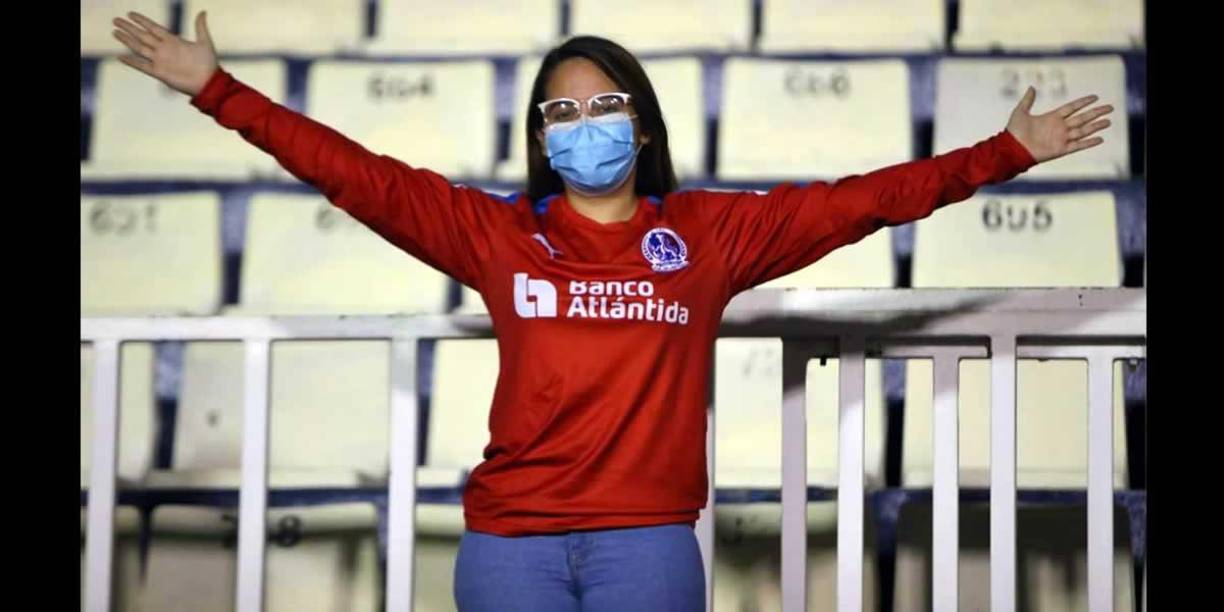 Una aficionada del Olimpia, alegre por el triunfo contra Marathón.