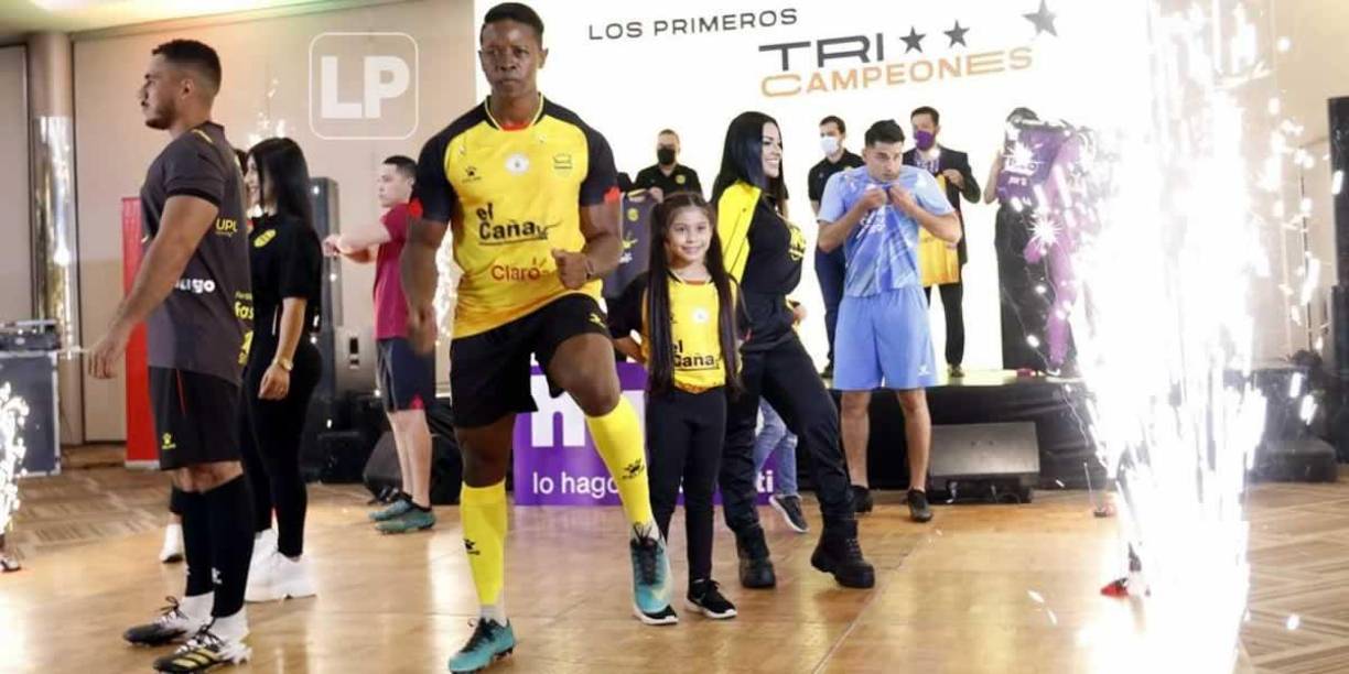 Con un show de baile presentó el equipo aurinegro su nueva equipación.