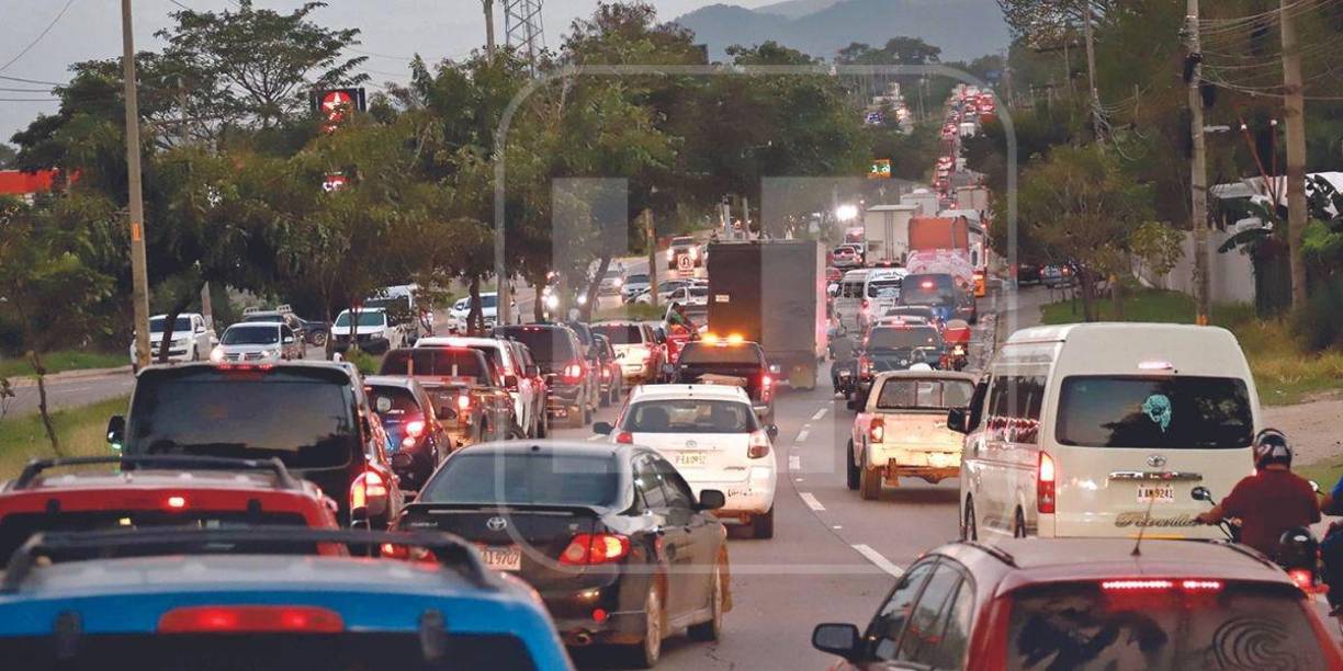 Equipos de LA PRENSA constatan, periódicamente, el caos que se genera en la zona. 