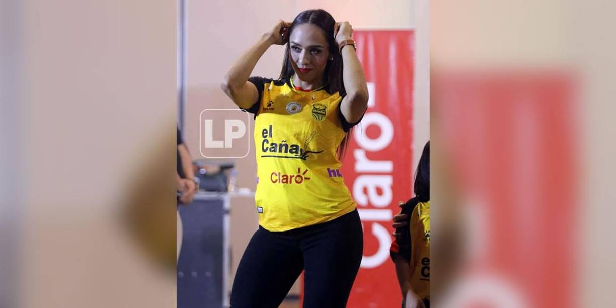 Esta guapa modelo luciendo la nueva piel de la Máquina.