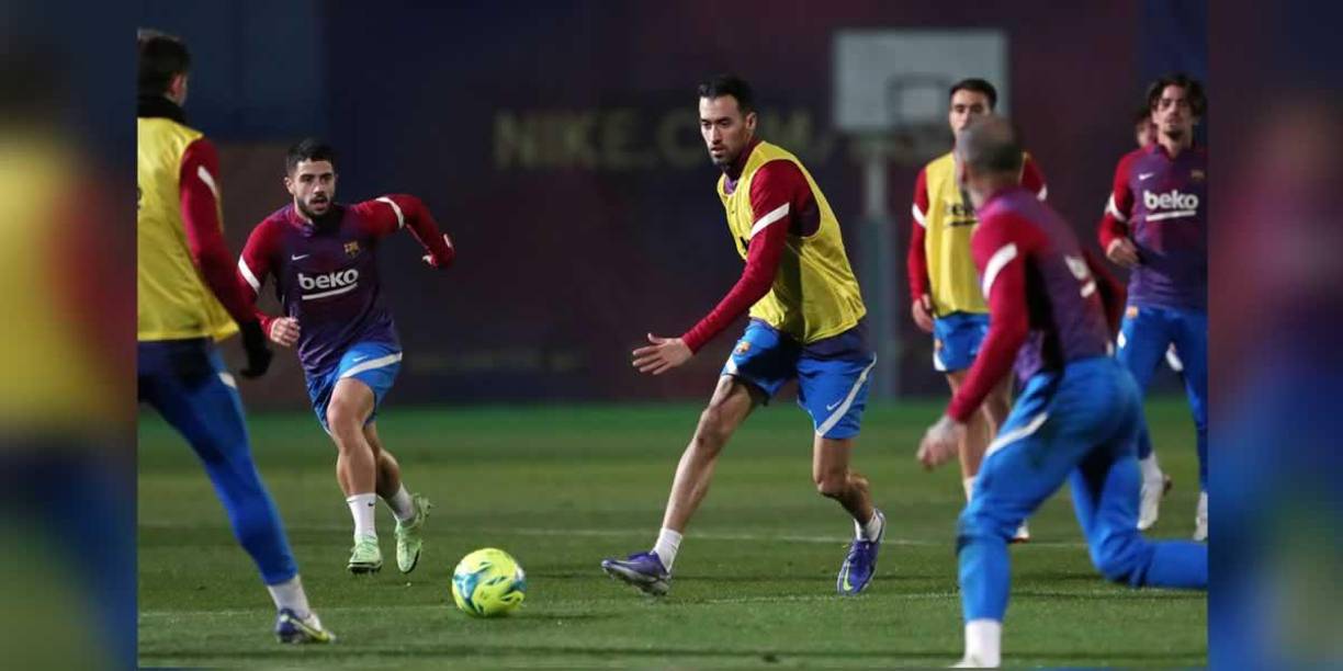 Risas y buen rollo: el primer entrenamiento de Xavi con el equipo completo del Barça