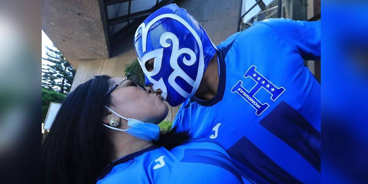 Catrachos presentes en el Azteca para apoyar a Honduras ante México