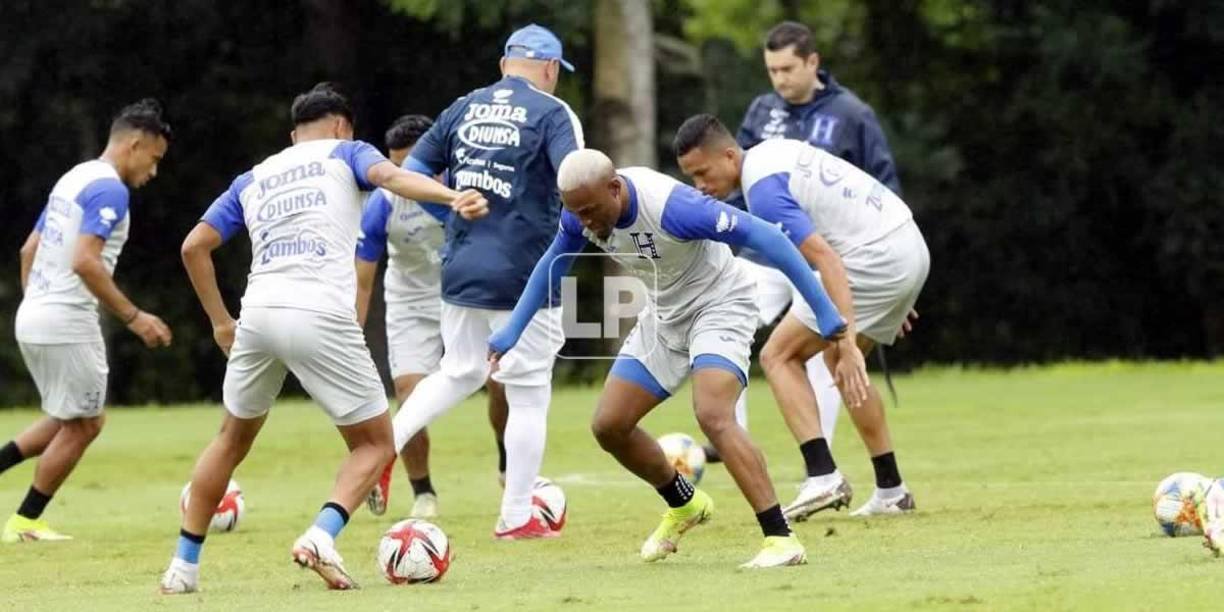 La Selección tuvo que volver a entrenar en la cancha de la Escuela Happy Days and Freedom de San Pedro Sula y no en el estadio Olímpico, ya que las condiciones climatológicas ha causado que terreno del coloso sampedrano esté húmedo y se prefiere no dañarlo.