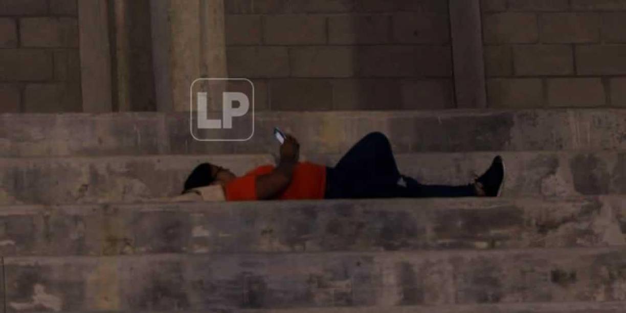 Esta aficionada de los Lobos de la UPN llegó temprano al estadio Marcelo Tinoco de Danlí y se relajó así en las gradas.